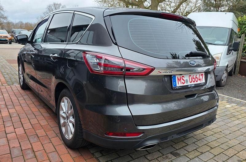 Gebraucht Ford S-MAX Titanium 179 PS (131 kW) 2017 Grau Van / Kleinbus