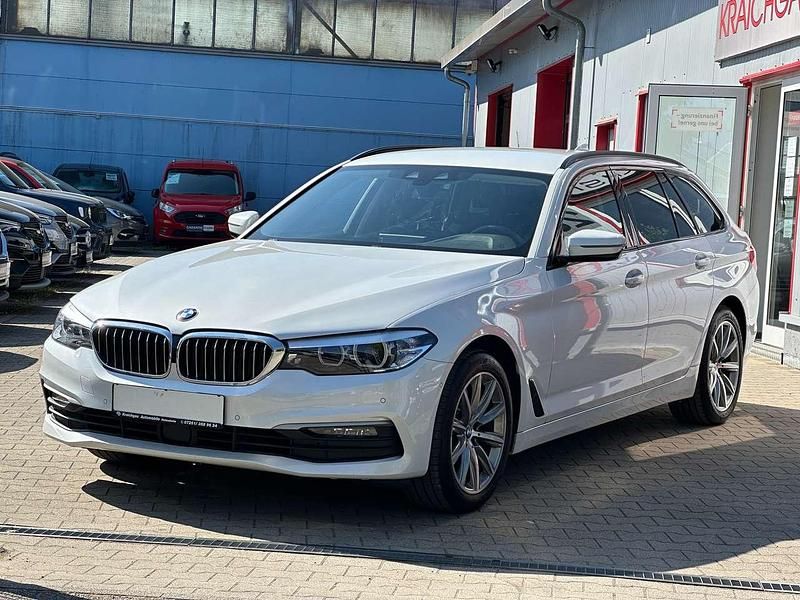 Mineralweiss metallic Gebraucht 2020 BMW 520 Kombi | 22.995 € (Guter Preis) - Bild 1/4