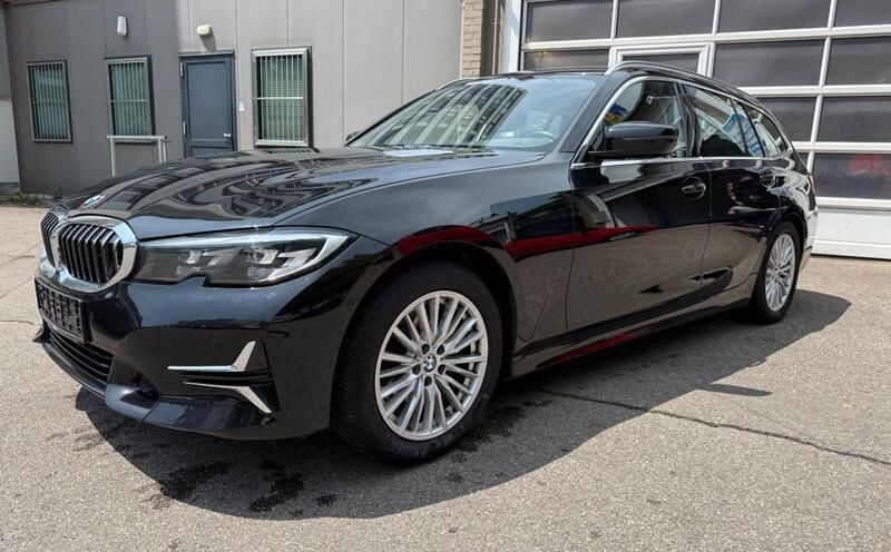 Schwarz Gebraucht 2021 BMW 320 Luxury Line Kombi | 23.999 € (Guter Preis) - Bild 1/4