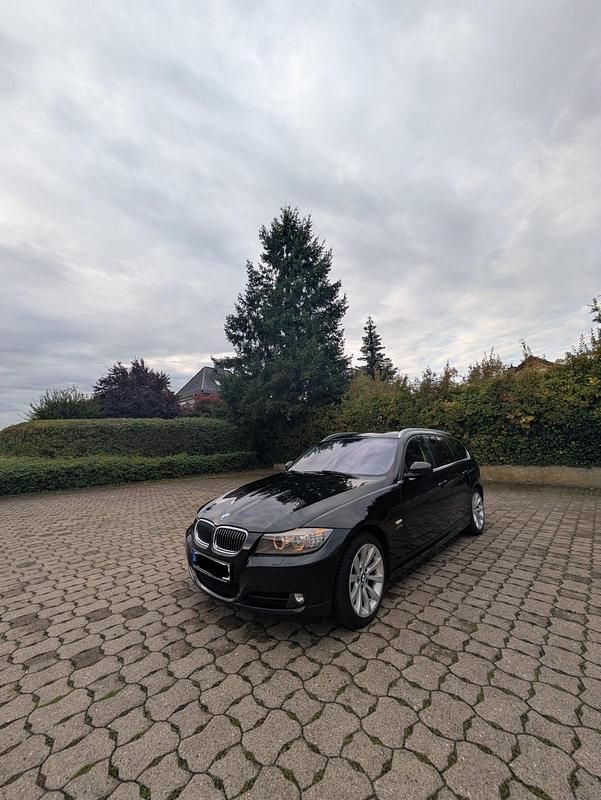 Gebraucht BMW 325 218 PS (160 kW) 2011 Schwarz Kombi