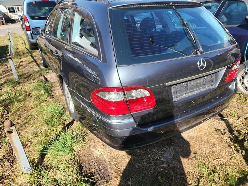 Second-hand Mercedes E200 184 CP (135 kW) 2008 Gri Berlinǎ
