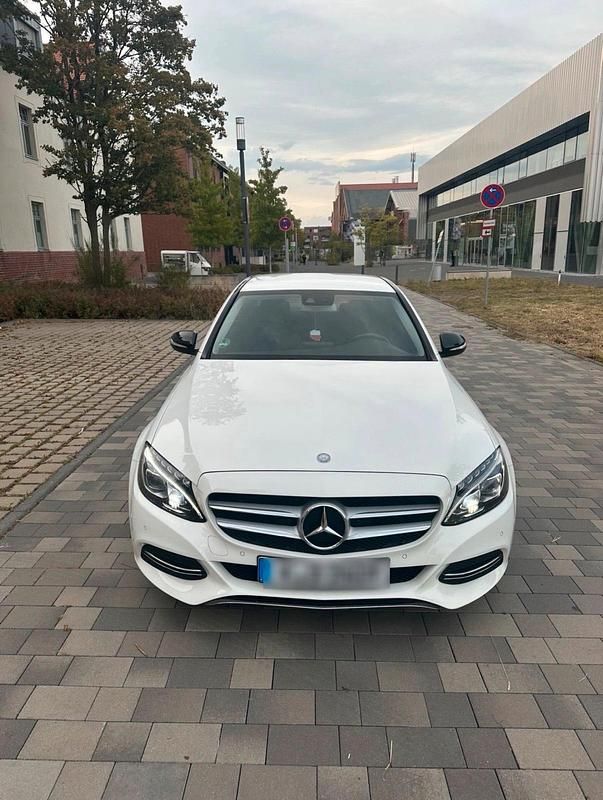 Weiß Gebraucht 2014 Mercedes C200 AMG line Limousine | 16.499 € - Bild 1/4
