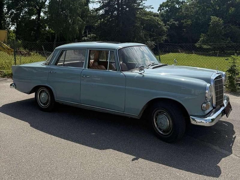 Gebraucht Mercedes 200 54 PS (39 kW) 1966 Blau Limousine