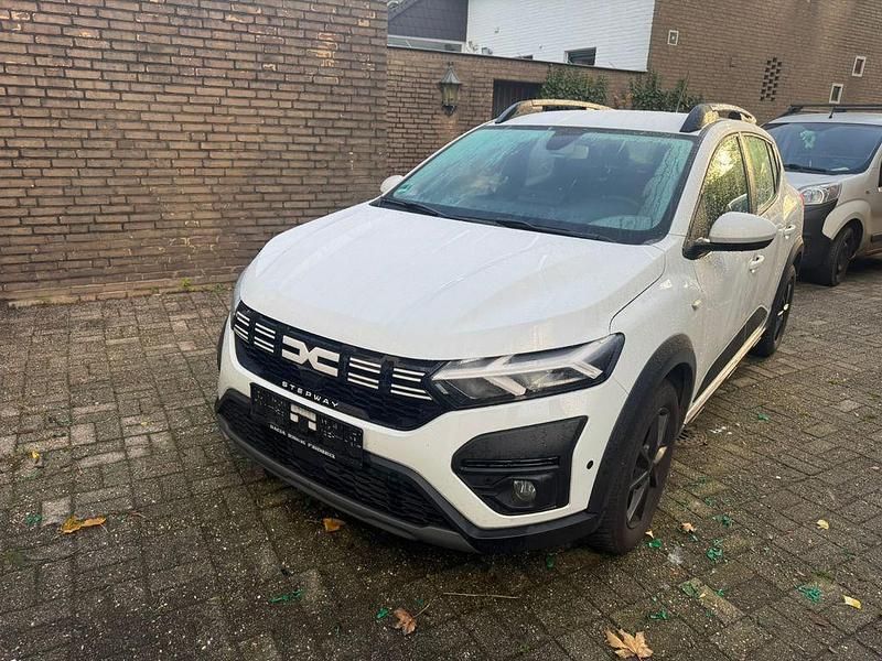 Weiß Gebraucht 2024 Dacia Sandero Expression Limousine | 15.490 € - Bild 1/4