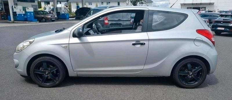 Silber Gebraucht 2011 Hyundai i20 Edition Kleinwagen | 1.550 € (Guter Preis) - Bild 1/4