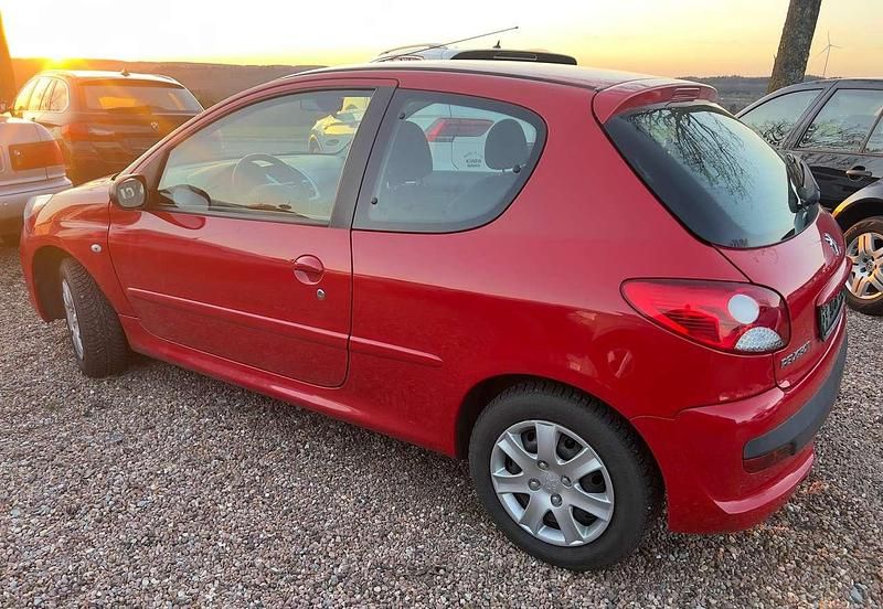 Gebraucht Peugeot 206+ 75 PS (55 kW) 2009 Farbe rot aden/flach standard Kleinwagen