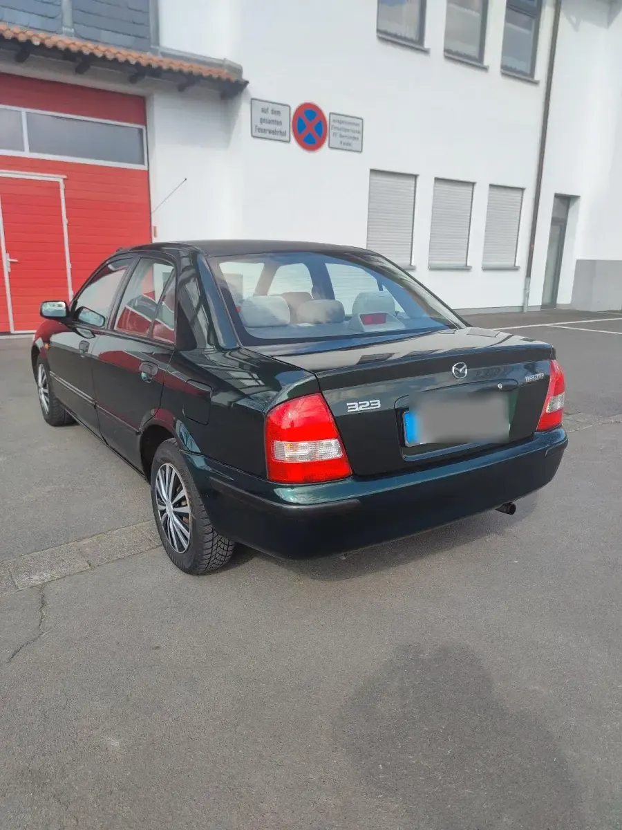 Usata Mazda 323 88 CV (64 kW) 1998 Verde Berlina
