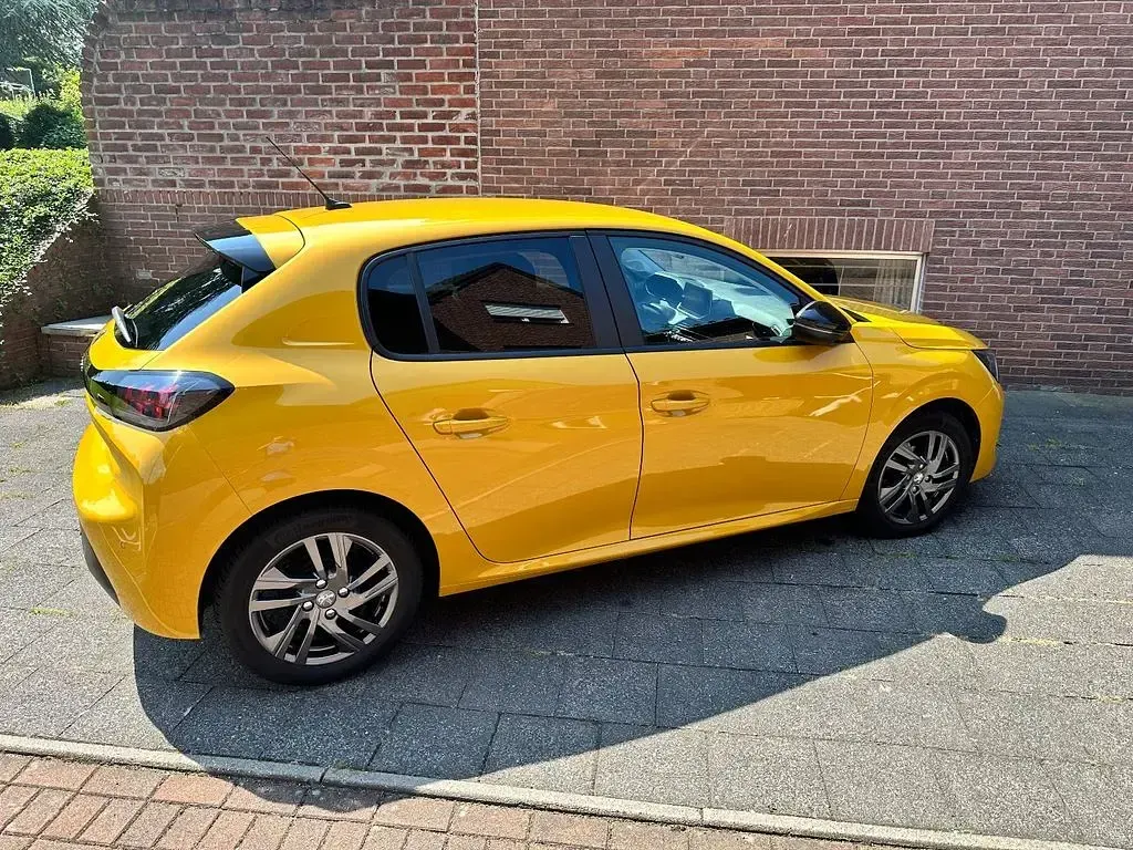Gebraucht Peugeot 208 Active 75 PS (55 kW) 2022 Gelb Kleinwagen