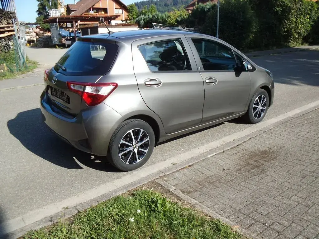 Gebraucht Toyota Yaris Team 111 PS (81 kW) 2018 Grau Limousine