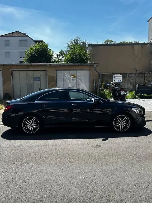 Gebraucht Mercedes CLA180 122 PS (89 kW) 2019 Schwarz Coupé