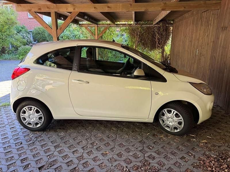 Weiß Gebraucht 2012 Ford Ka Ambiente Limousine | 3.600 € (Fairer Preis) - Bild 1/4