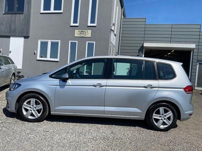 Silber Gebraucht 2016 VW Touran Trendline Van / Kleinbus | 10.490 € (Fairer Preis) - Bild 1/4