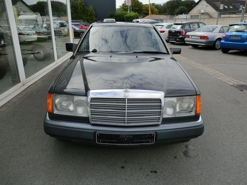 Gebraucht Mercedes E230 132 PS (97 kW) 1990 Schwarz Coupé