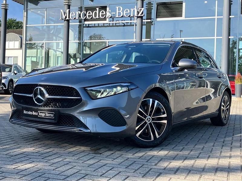 Grau Gebraucht 2024 Mercedes A180 Progressive Limousine | 27.280 € (Guter Preis) - Bild 1/4