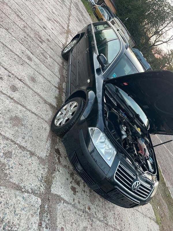 Schwarz Gebraucht 2003 VW Passat Kombi | 499 € (Superpreis) - Bild 1/4