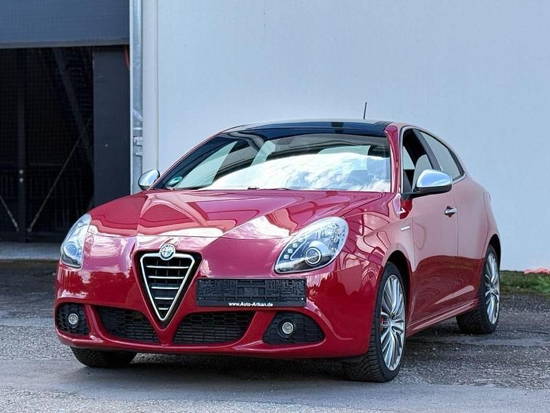Rot Gebraucht 2013 Alfa Romeo Giulietta Turismo Kleinwagen | 9.980 € (Etwas zu teuer) - Bild 1/4