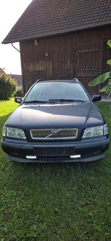 Grün Gebraucht 1999 Volvo V40 Kombi | 850 € (Fairer Preis) - Bild 1/4