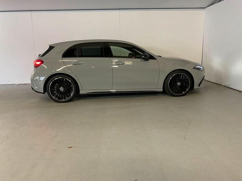 Gebraucht Mercedes A180 AMG line 116 PS (85 kW) 2025 Manufaktur lack manufaktur alpingrau uni Limousine