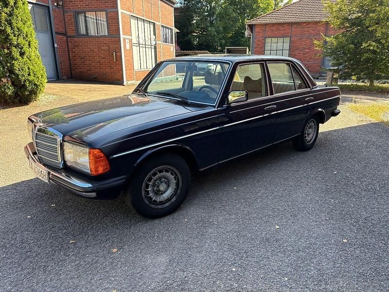 Blau Gebraucht 1979 Mercedes 200 Limousine | 9.999 € - Bild 1/4