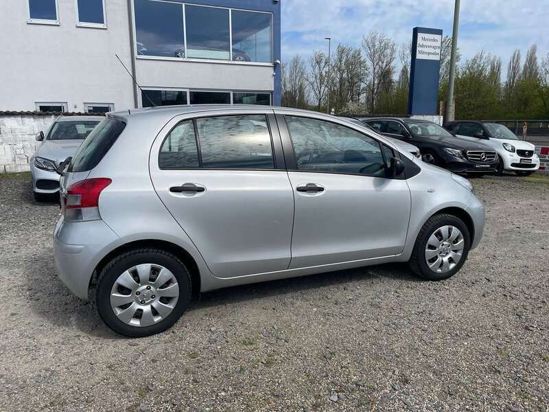 Silver mica metallic Gebraucht 2011 Toyota Yaris Cool Kleinwagen | 3.790 € (Fairer Preis) - Bild 1/4