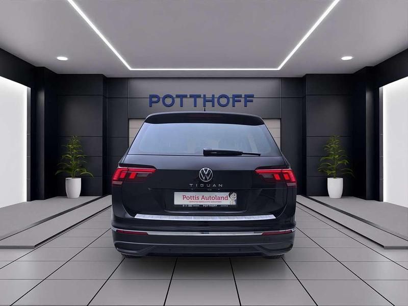 Gebraucht VW Tiguan Active 150 PS (110 kW) 2022 Deep black perleffekt SUV