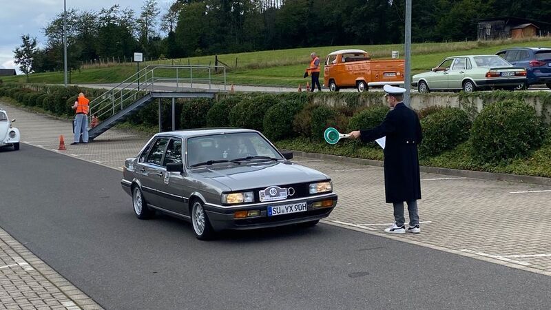 Grau Gebraucht 1986 Audi 90 Performance Limousine | 12.000 € - Bild 1/4
