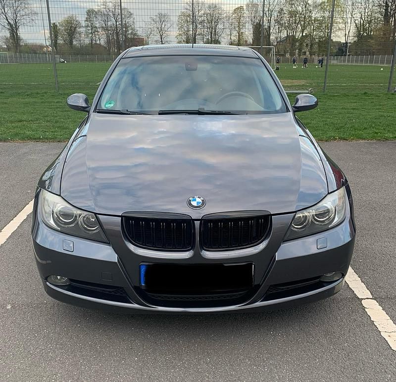 Gebraucht BMW 320 163 PS (119 kW) 2007 Grau Limousine