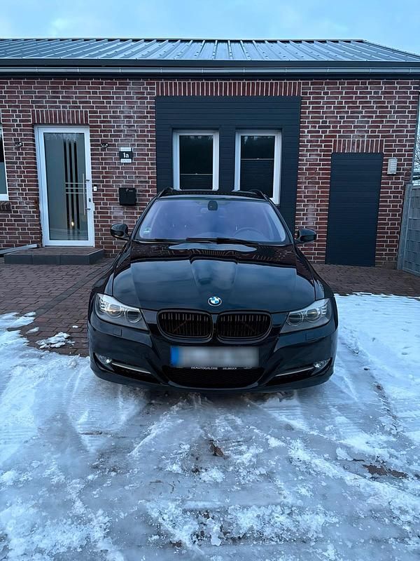 Gebraucht BMW 320 184 PS (135 kW) 2012 Schwarz Kombi