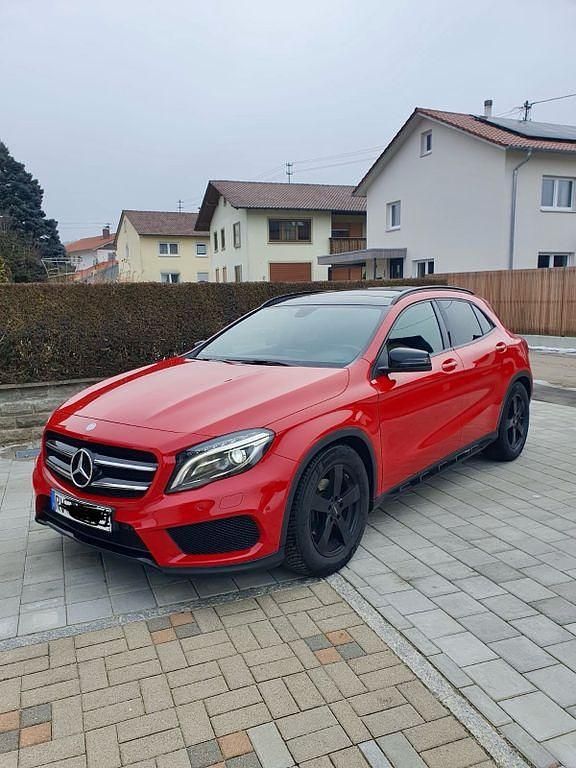 Rot Gebraucht 2014 Mercedes GLA200 AMG line SUV | 14.600 € (Fairer Preis) - Bild 1/4