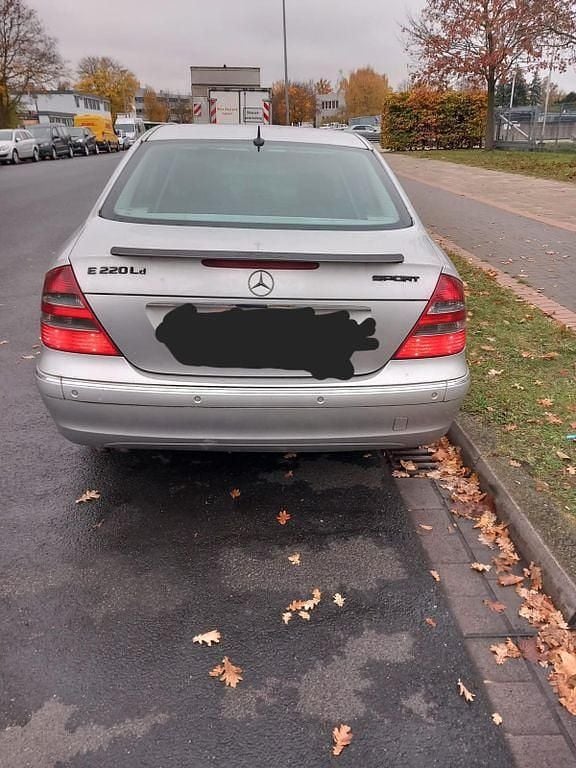 Grau Gebraucht 2002 Mercedes 220 Limousine | 2.500 € (Superpreis) - Bild 1/4