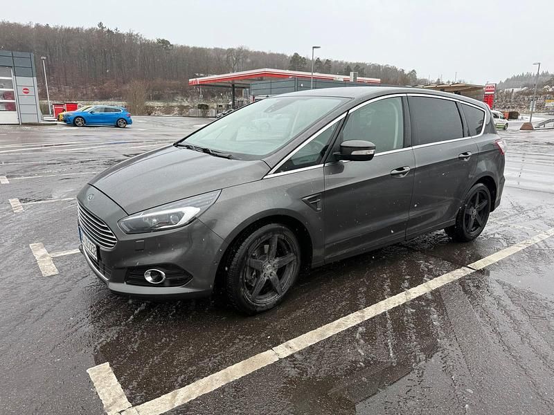 Grau Gebraucht 2019 Ford S-MAX Titanium Van / Kleinbus | 22.800 € - Bild 1/4