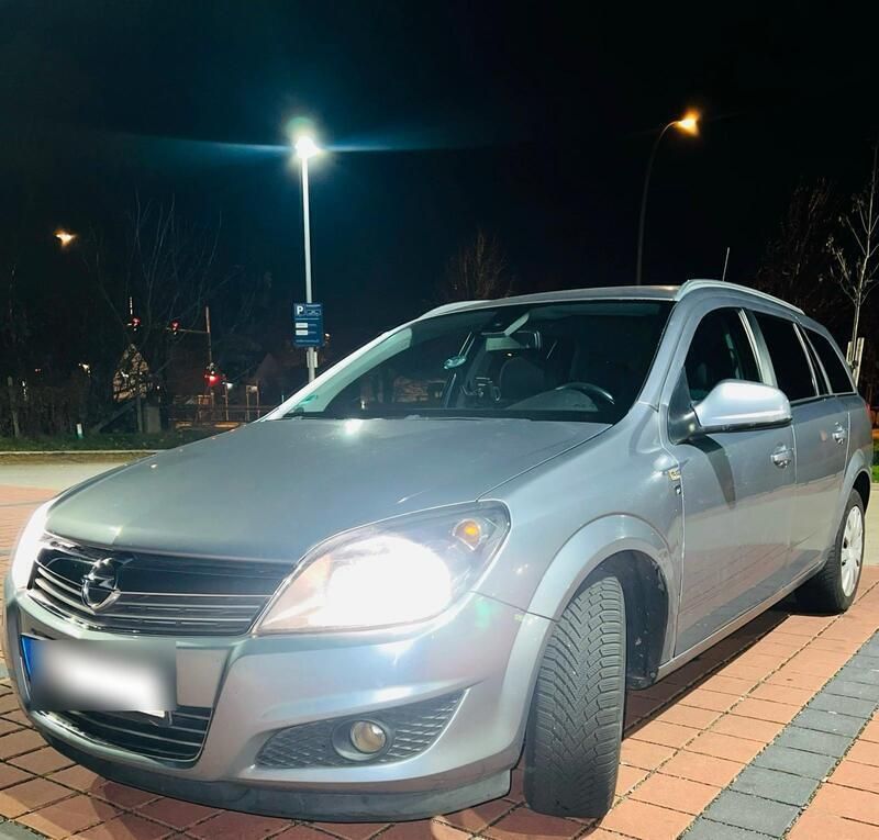 Grau Gebraucht 2010 Opel Astra Edition Kombi | 4.450 € (Fairer Preis) - Bild 1/4