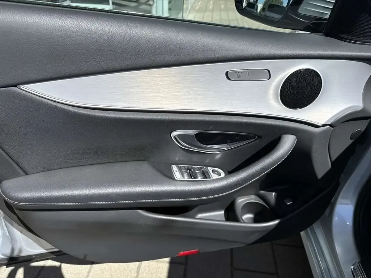 Gebraucht Mercedes E300 Avantgarde 194 PS (142 kW) 2022 Metalliclack hightechsilber Kombi
