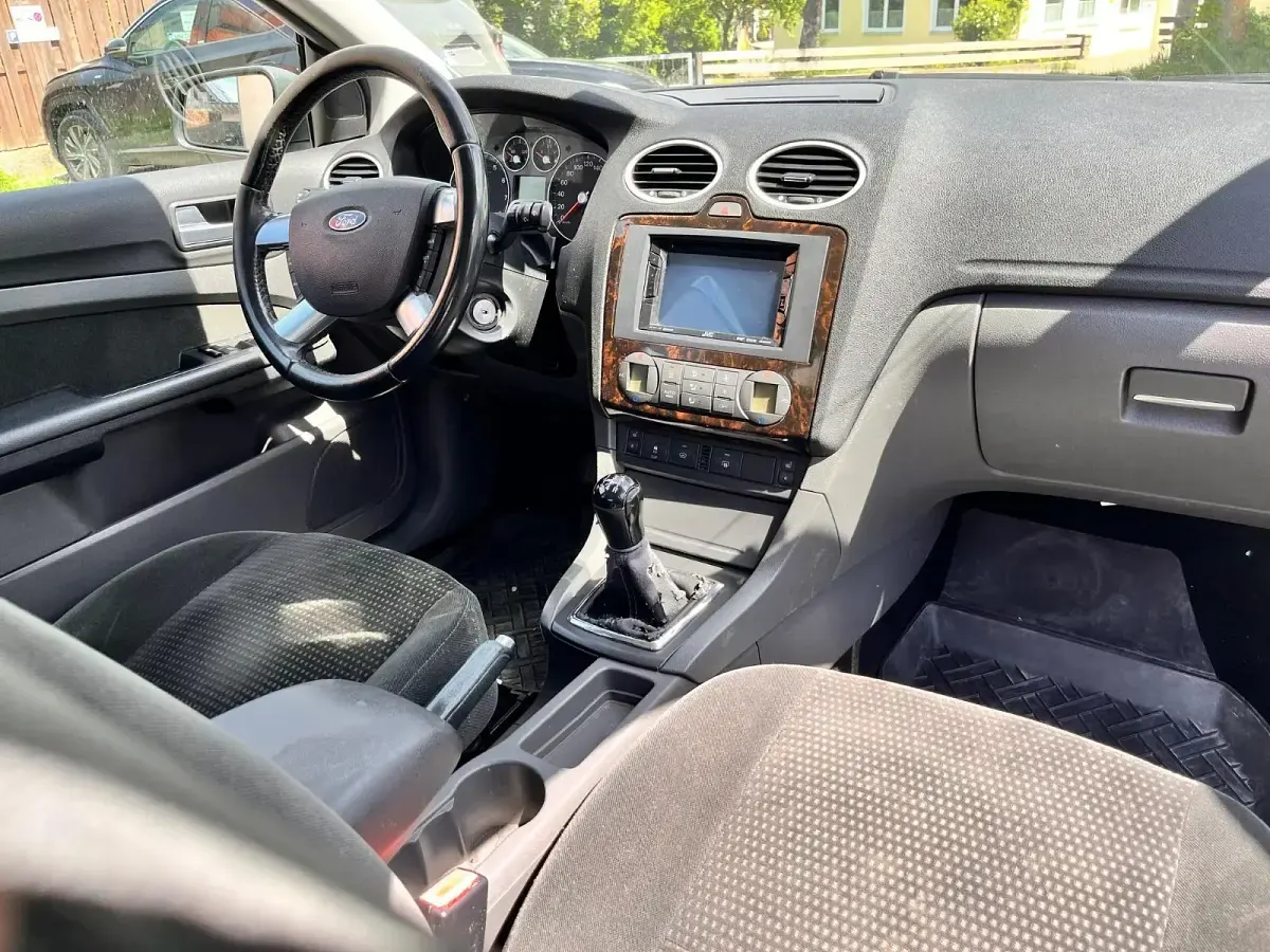 Usado Ford Focus 116 CV (85 kW) 2005 Plateado Berlina
