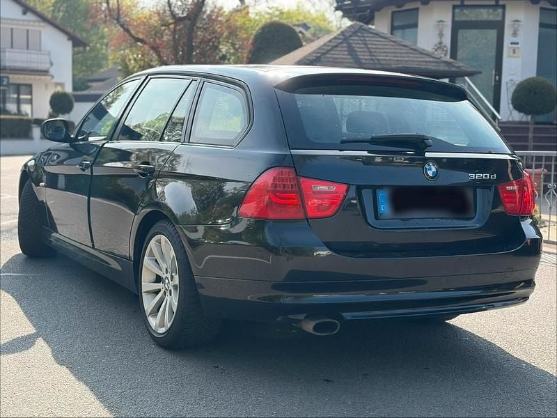 Gebraucht BMW 320 177 PS (130 kW) 2010 Schwarz Kombi
