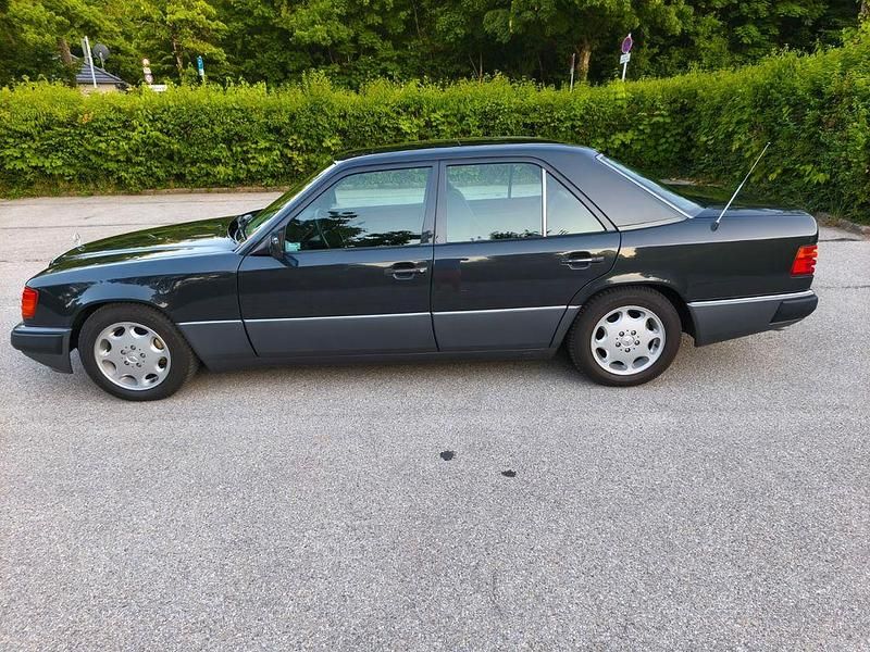 Schwarz Gebraucht 1993 Mercedes E280 Limousine | 13.999 € - Bild 1/4