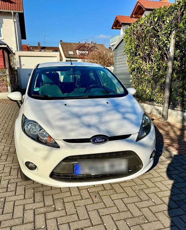 Weiß Gebraucht 2011 Ford Fiesta Trend Limousine | 3.999 € (Fairer Preis) - Bild 1/4
