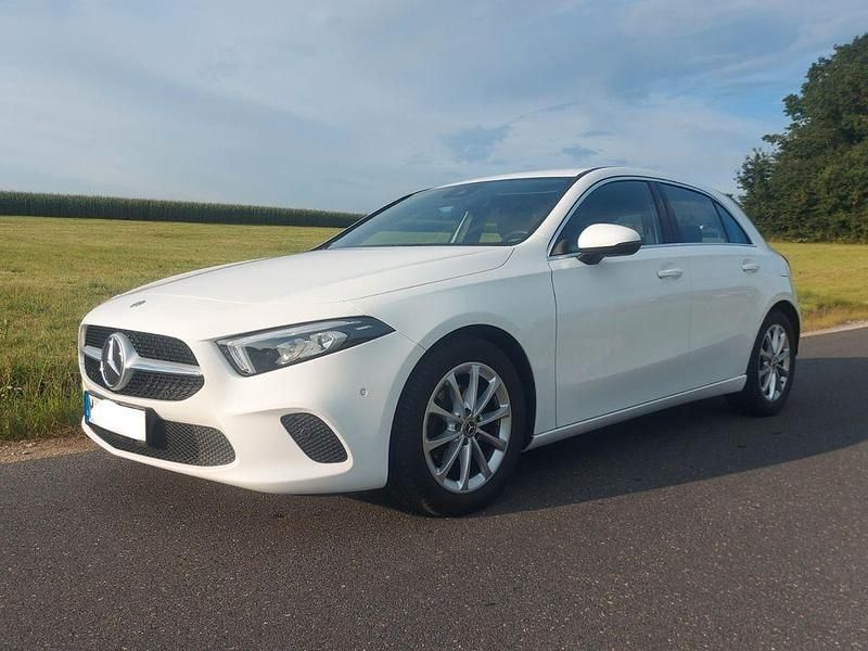 Weiß Gebraucht 2019 Mercedes A180 Progressive Limousine | 18.950 € (Fairer Preis) - Bild 1/4