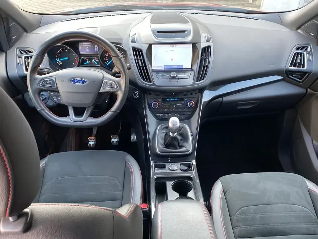 Gebraucht Ford Kuga ST-Line 150 PS (110 kW) 2019 Rot rubyrot (metallic) (metallic) SUV