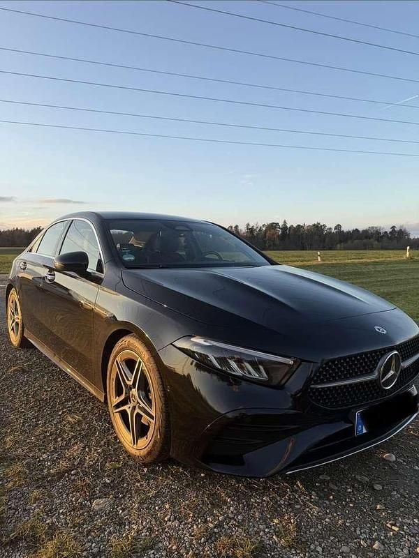 Schwarz Gebraucht 2024 Mercedes A200 AMG line Limousine | 28.000 € (Guter Preis) - Bild 1/4