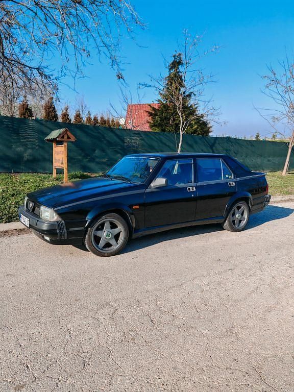 Schwarz Gebraucht 1991 Alfa Romeo 75 Quadrifoglio Verde Limousine | 19.500 € - Bild 1/4