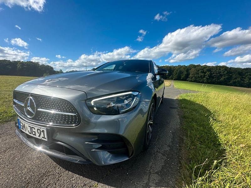 Grau Gebraucht 2021 Mercedes E300 AMG Limousine | 36.999 € (Fairer Preis) - Bild 1/4