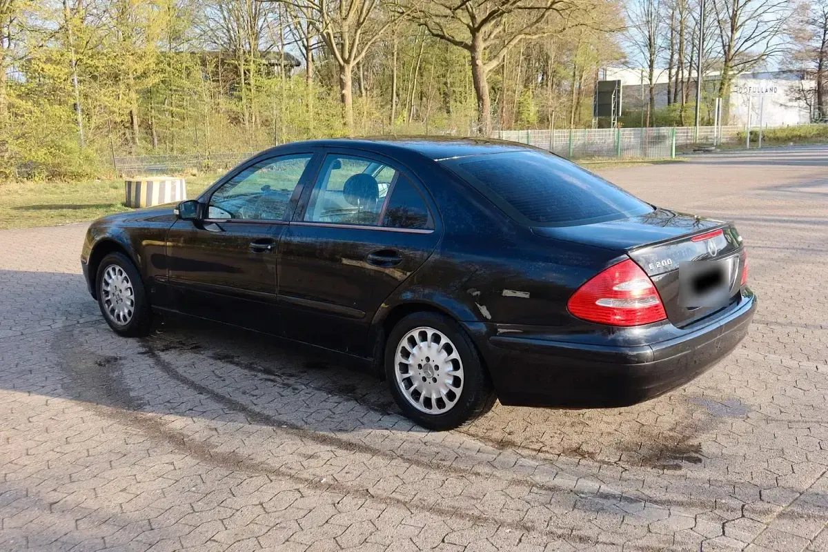 Second-hand Mercedes E200 122 CP (89 kW) 2004 Negru Berlinǎ