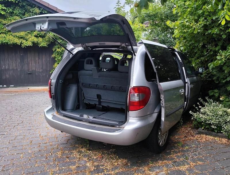 Gebraucht Chrysler Voyager 140 PS (102 kW) 2004 Silber Van / Kleinbus