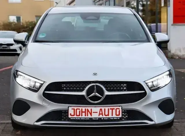 Gebraucht Mercedes A180 116 PS (85 kW) 2023 Iridiumsilber (metallic) Limousine