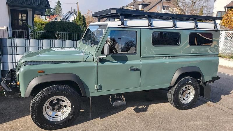 Grün Gebraucht 2011 Land Rover Defender SUV | 38.500 € - Bild 1/4