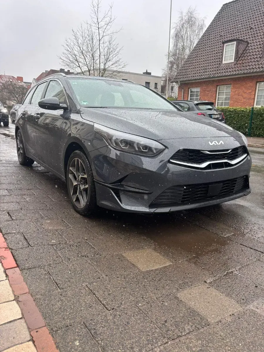 Gebraucht Kia Ceed 136 PS (100 kW) 2023 Grau Kleinwagen