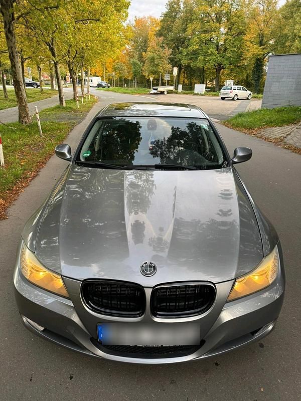 Silber Gebraucht 2010 BMW 320 Limousine | 3.680 € (Superpreis) - Bild 1/4