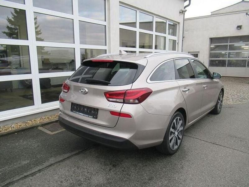 Gebraucht Hyundai i30 Premium 140 PS (102 kW) 2017 White sand / met Kombi