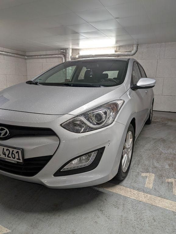 Gebraucht Hyundai i30 Edition 100 PS (73 kW) 2014 Silber Limousine
